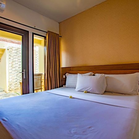 Gili Sands Hotel & Bar Гили Траванган Экстерьер фото