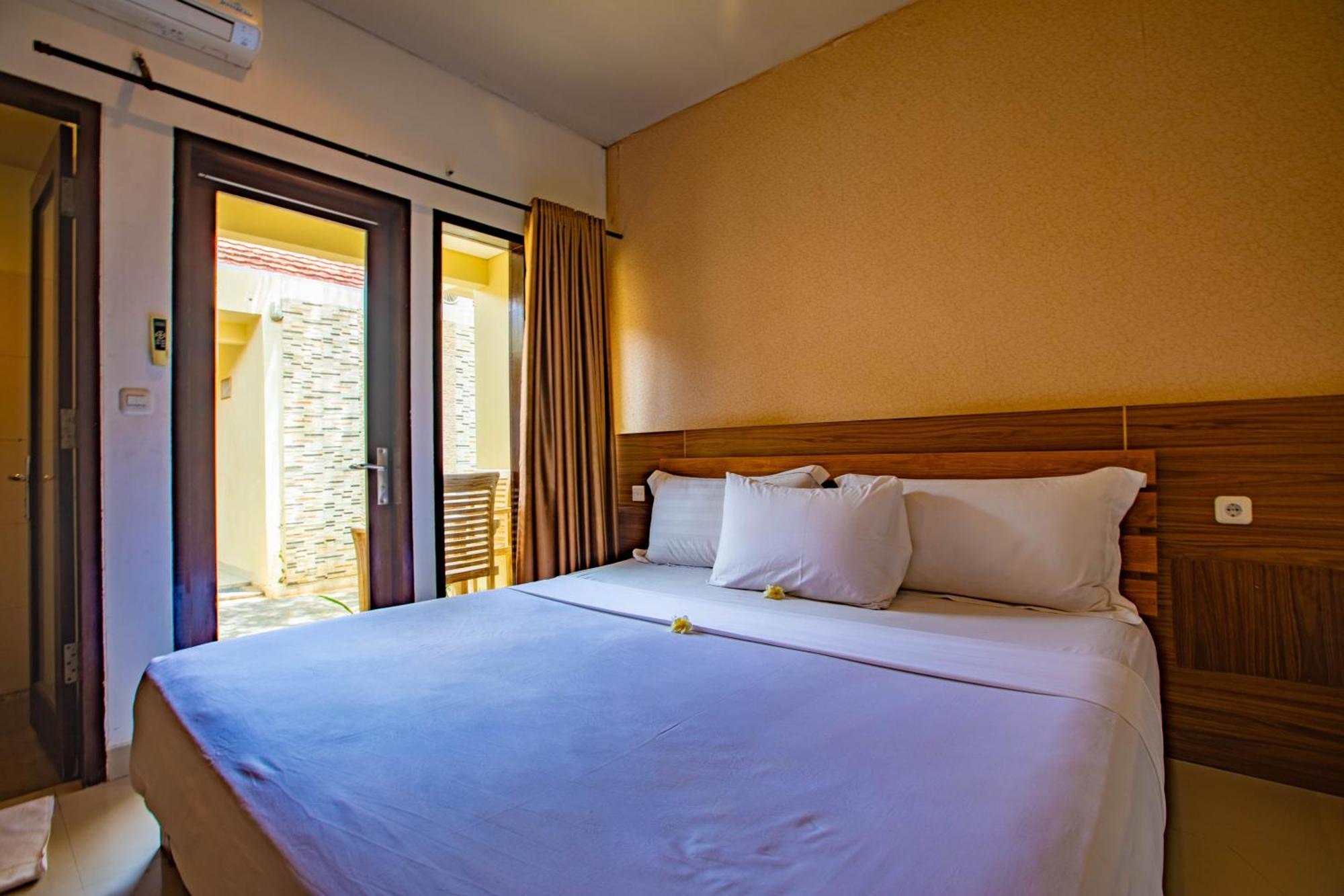 Gili Sands Hotel & Bar Гили Траванган Экстерьер фото